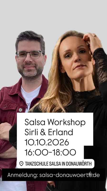 Ein Tanzpaar tanzt Salsa