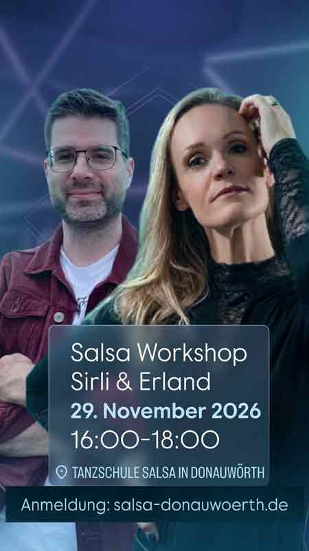 Ein Tanzpaar tanzt Salsa